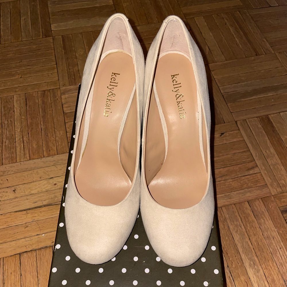 NWB Kelly & Katie Suede Beige/Taupe pumps 8.5W